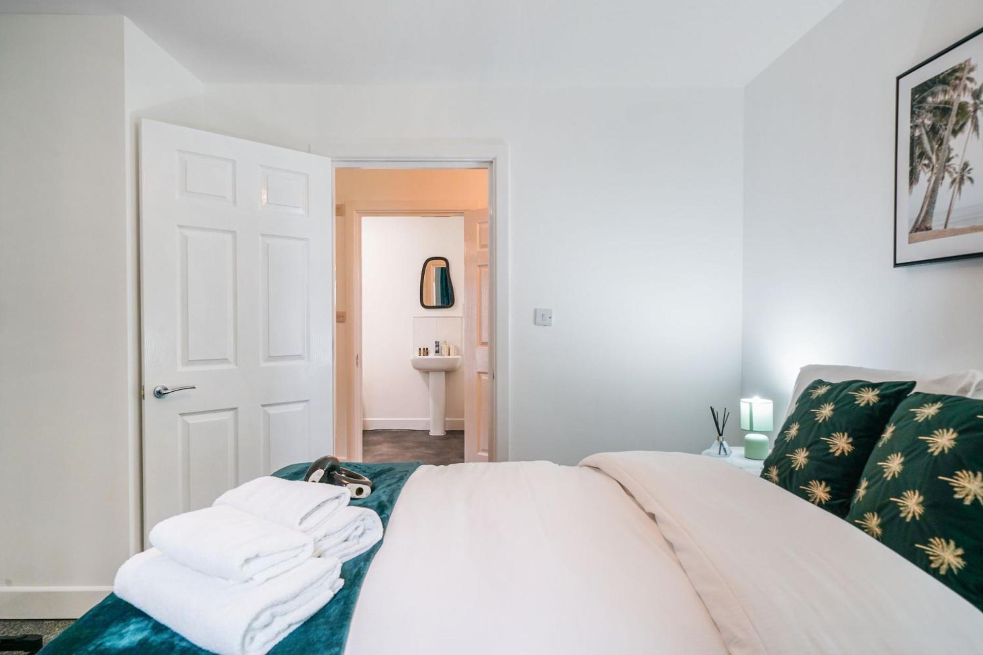 Colnbrook One And Two Bed Apartments Slough Near Heathrow מראה חיצוני תמונה